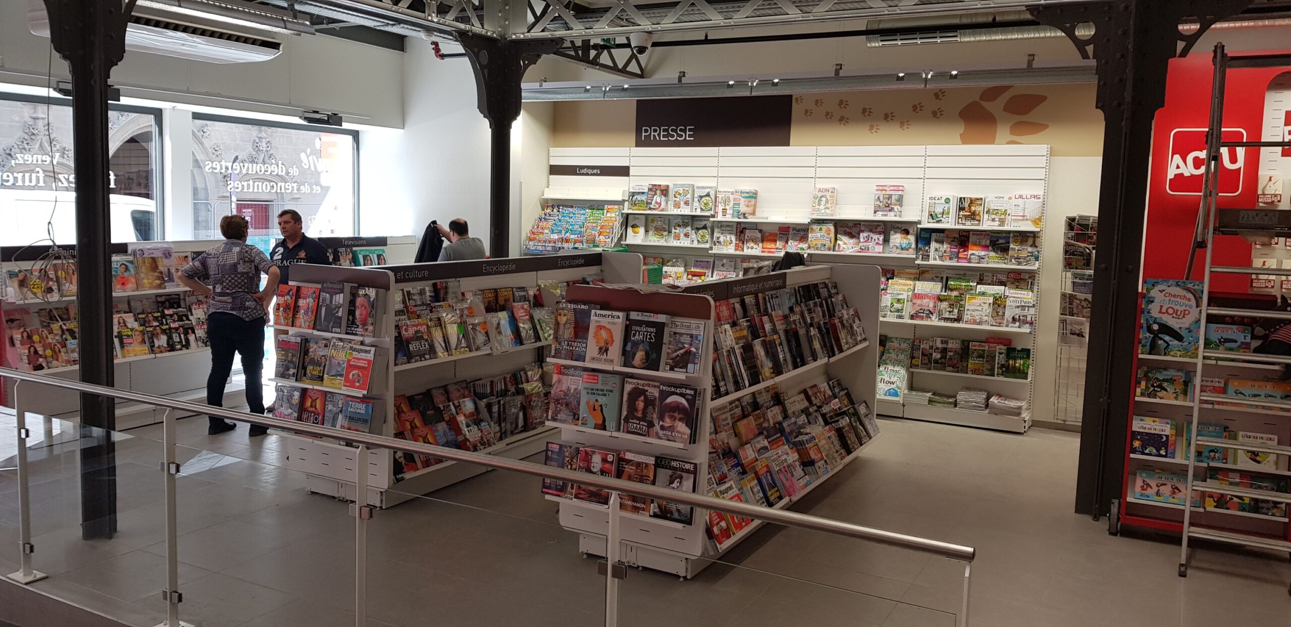 grand magasin de presse journaux magazines librairie papeterie furet du nord douai