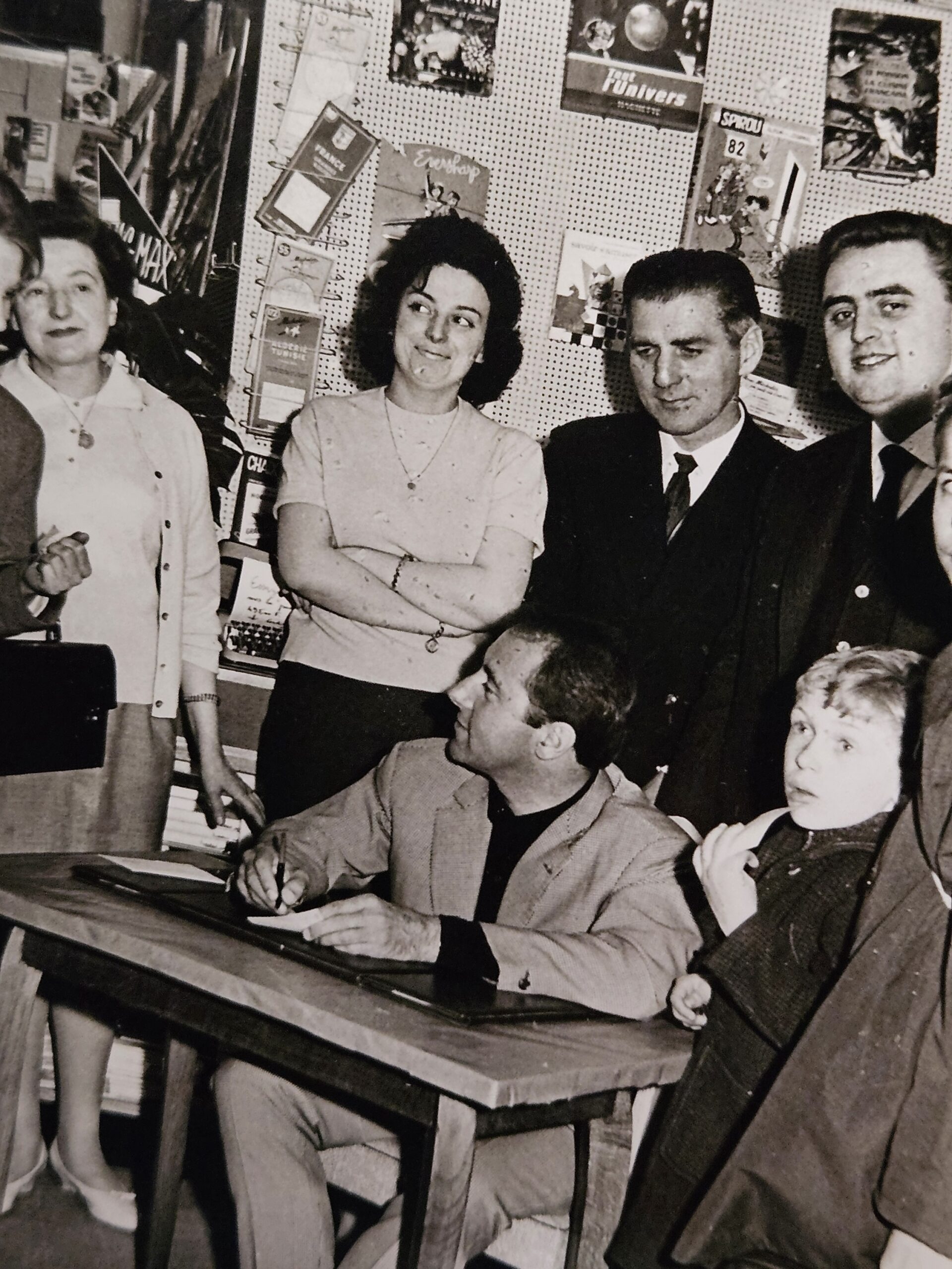 Histoire Photo en noir et blanc groupe de personnes composé d'hommes et de femmes Monsieur Luc Meuclet est assis. On y voit Monsieur Luc Meuclet, il est assis.